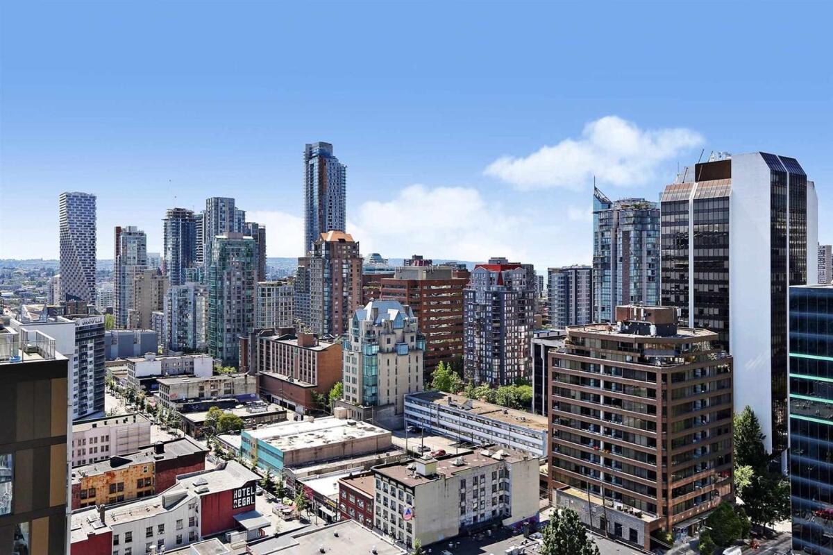 Two-Story Loft Downtown Vancouver Apartment Exterior photo