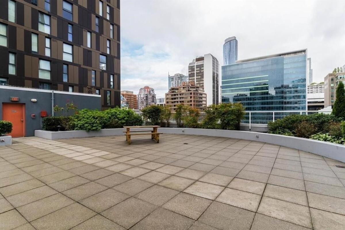 Two-Story Loft Downtown Vancouver Apartment Exterior photo