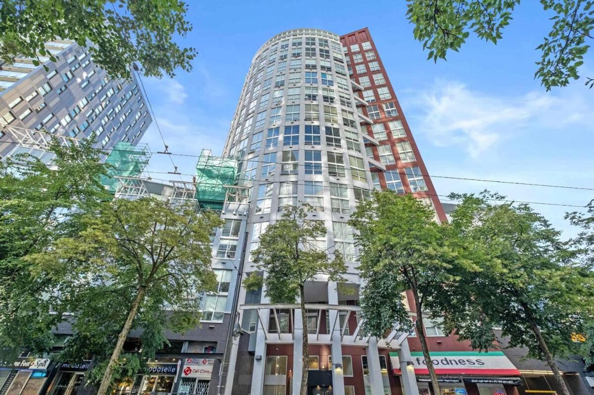 Two-Story Loft Downtown Vancouver Apartment Exterior photo