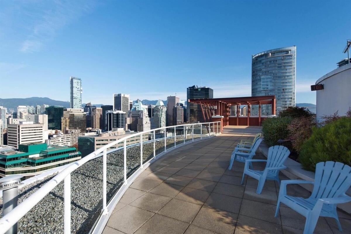 Two-Story Loft Downtown Vancouver Apartment Exterior photo