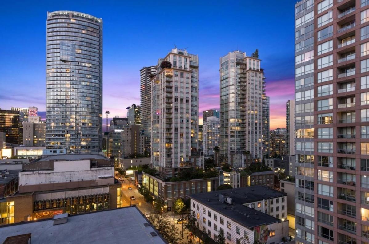 Two-Story Loft Downtown Vancouver Apartment Exterior photo