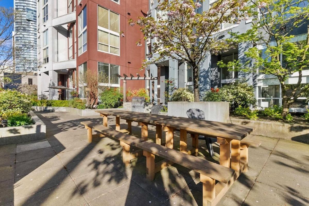 Two-Story Loft Downtown Vancouver Apartment Exterior photo