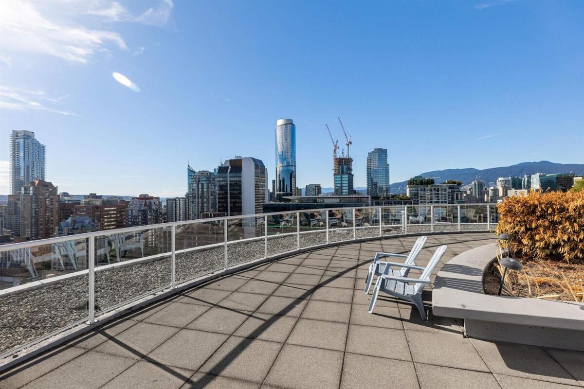 Two-Story Loft Downtown Vancouver Apartment Exterior photo