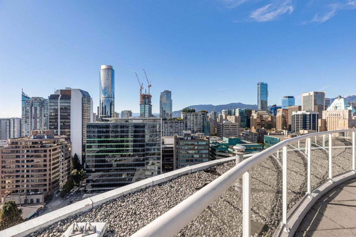 Two-Story Loft Downtown Vancouver Apartment Exterior photo