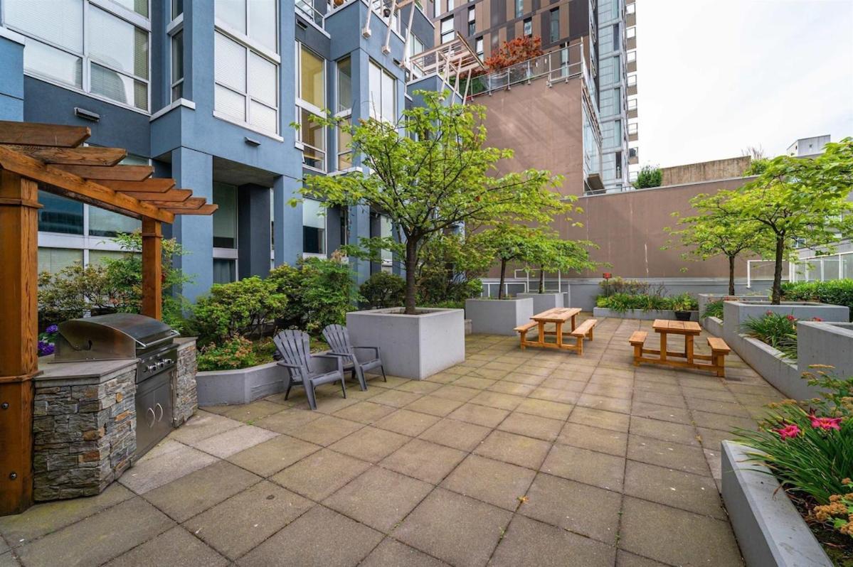 Two-Story Loft Downtown Vancouver Apartment Exterior photo