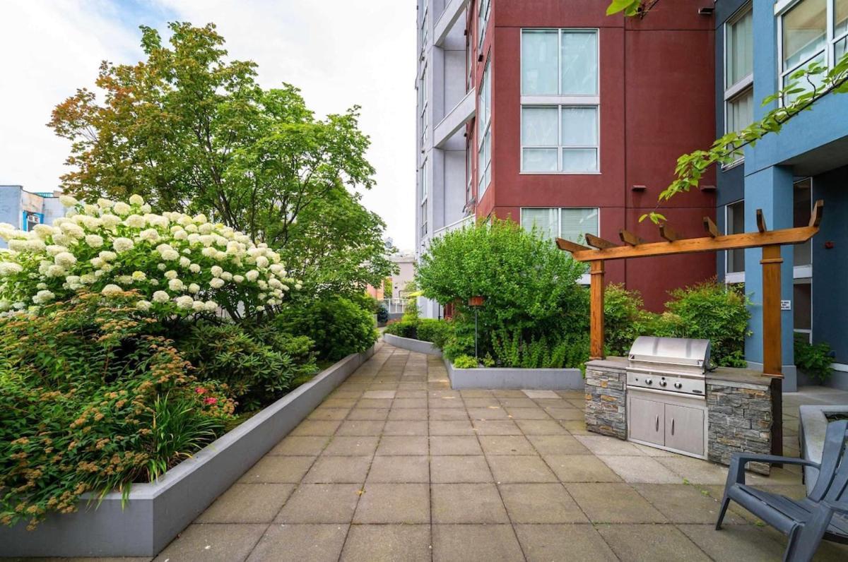 Two-Story Loft Downtown Vancouver Apartment Exterior photo